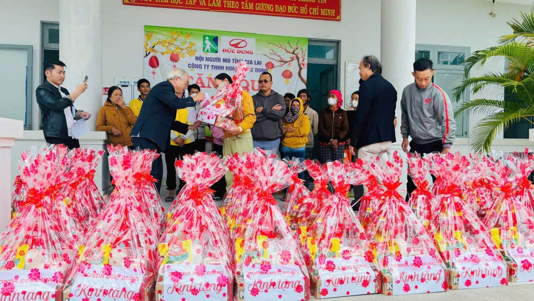 Tặng quà Tết cho người mù hoàn cảnh khó khăn Huyện Phú Thiện